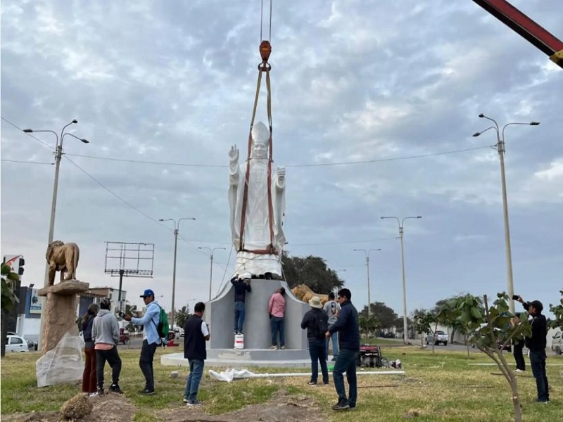 Turismo religioso: Instalan monumento de 7 metros de altura y 500 kilos del papa León XIV en el ingreso a Chiclayo